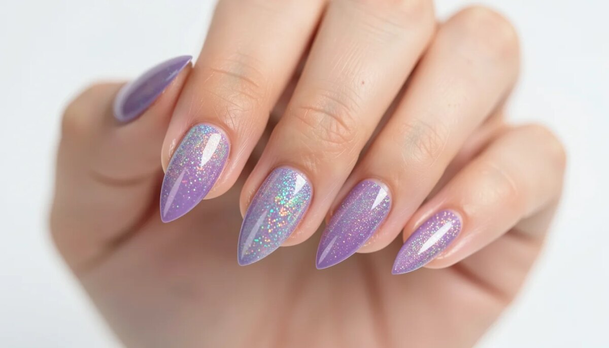 Mão com unhas de gel roxas e glitter holográfico, formato amendoado, cutículas perfeitas.