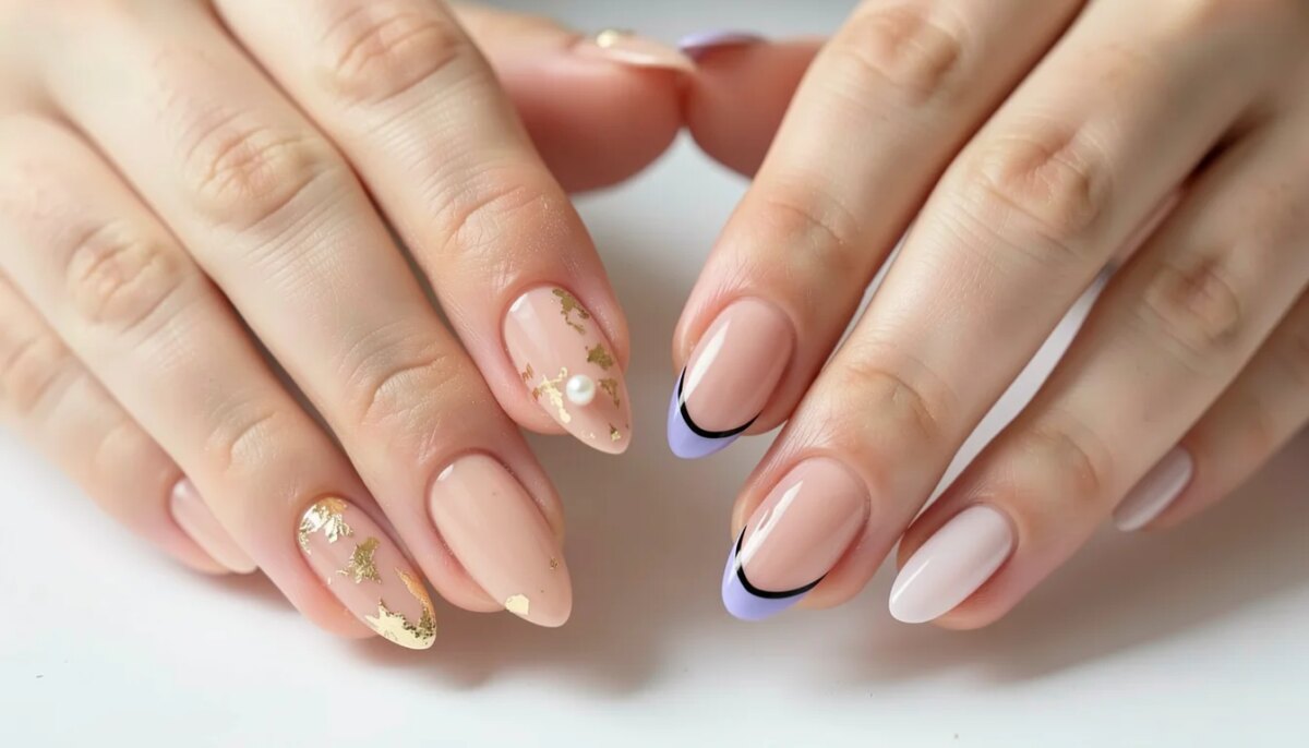 Mãos femininas com unhas decoradas elegantes: nude com ouro e francesinha moderna lavanda.
