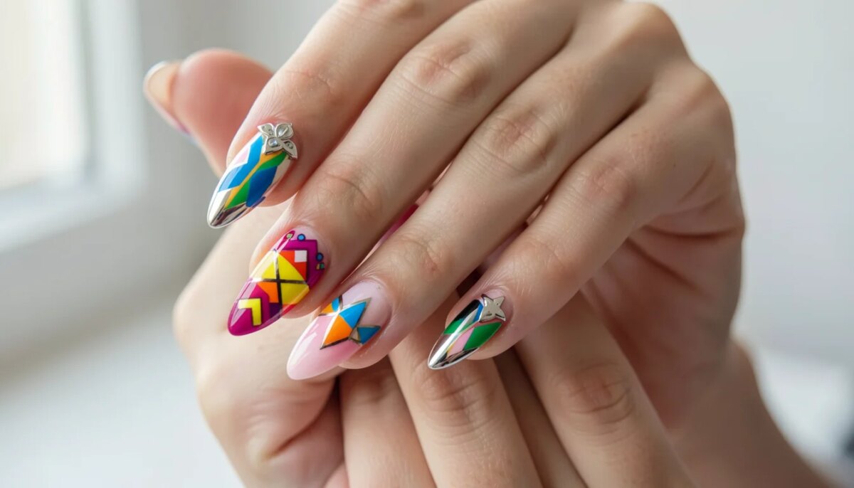 Mãos femininas com unhas decoradas no formato bailarina, nail art geométrica e cromada.