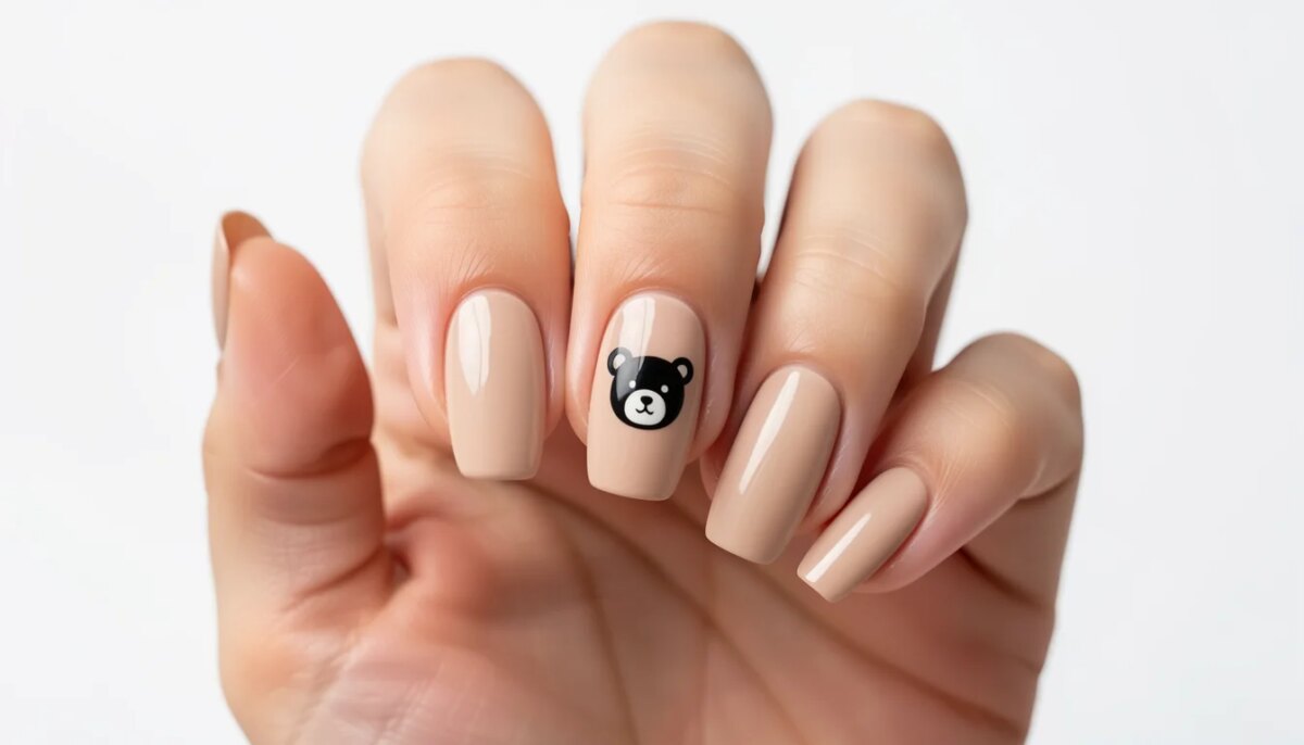Unha decorada com ursinho minimalista preto em fundo nude fosco