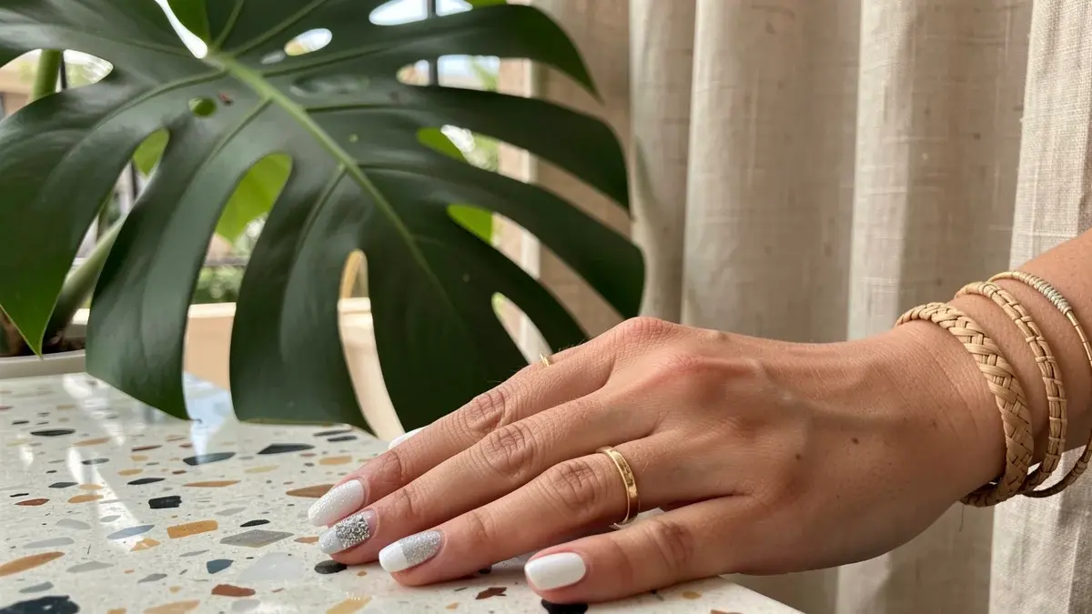 Unha Branca com Glitter: 30 Ideias Lindas e Fáceis de Fazer